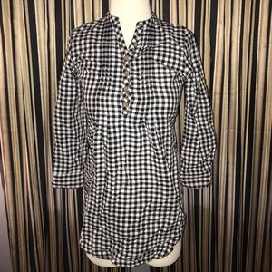 Slim fitting checkered top.